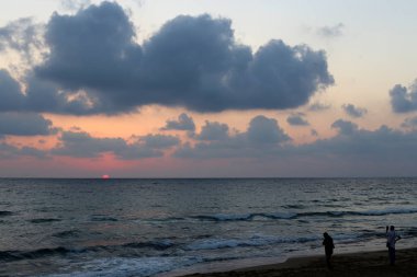 Güneş, İsrail Devleti'nin kuzeyinde Akdeniz kıyılarında ufukta batıyor. 