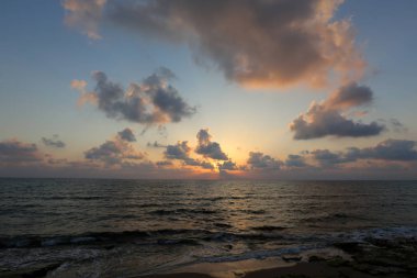 Güneş, İsrail Devleti'nin kuzeyinde Akdeniz kıyılarında ufukta batıyor. 