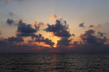Güneş, İsrail Devleti'nin kuzeyinde Akdeniz kıyılarında ufukta batıyor. 