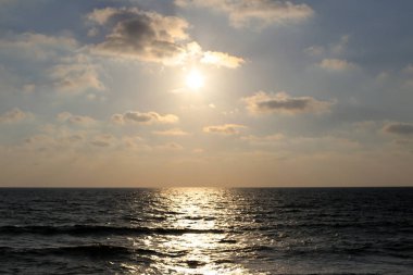 Güneş, İsrail Devleti'nin kuzeyinde Akdeniz kıyılarında ufukta batıyor. 