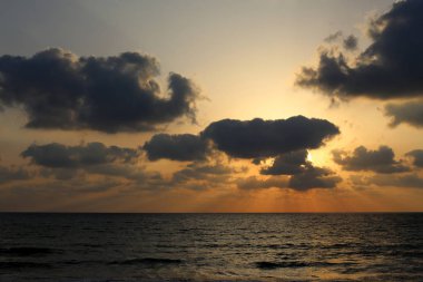 Güneş, İsrail Devleti'nin kuzeyinde Akdeniz kıyılarında ufukta batıyor. 