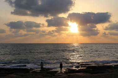 Güneş, İsrail Devleti'nin kuzeyinde Akdeniz kıyılarında ufukta batıyor. 