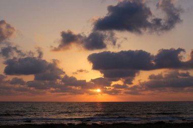 Güneş, İsrail Devleti'nin kuzeyinde Akdeniz kıyılarında ufukta batıyor. 