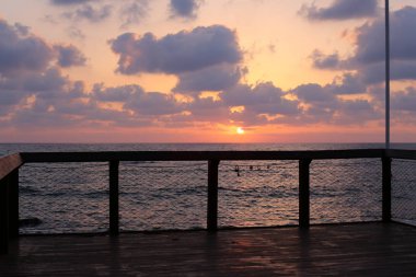 Güneş, İsrail Devleti'nin kuzeyinde Akdeniz kıyılarında ufukta batıyor. 