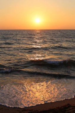 Güneş, İsrail Devleti'nin kuzeyinde Akdeniz kıyılarında ufukta batıyor. 