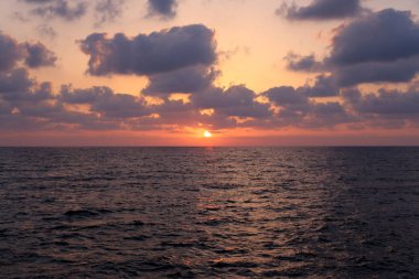 Güneş, İsrail Devleti'nin kuzeyinde Akdeniz kıyılarında ufukta batıyor. 