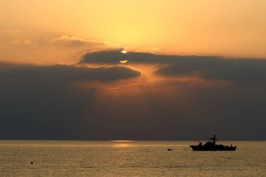 Güneş, İsrail Devleti'nin kuzeyinde Akdeniz kıyılarında ufukta batıyor. 