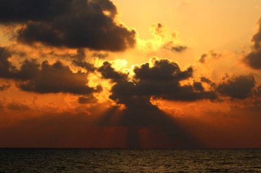 Güneş, İsrail Devleti'nin kuzeyinde Akdeniz kıyılarında ufukta batıyor. 