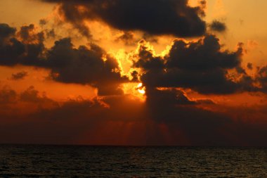 Güneş, İsrail Devleti'nin kuzeyinde Akdeniz kıyılarında ufukta batıyor. 