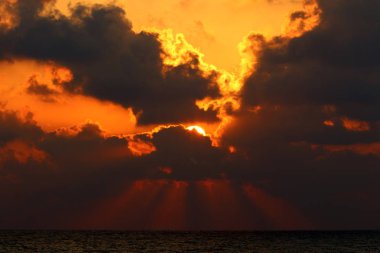 Güneş, İsrail Devleti'nin kuzeyinde Akdeniz kıyılarında ufukta batıyor. 