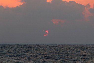 Güneş, İsrail Devleti'nin kuzeyinde Akdeniz kıyılarında ufukta batıyor. 