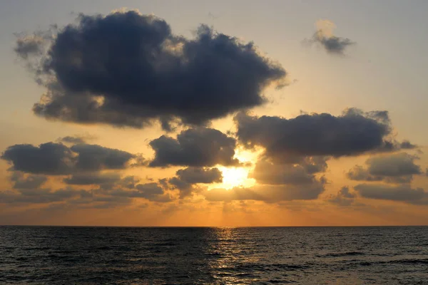 Güneş, İsrail Devleti'nin kuzeyinde Akdeniz kıyılarında ufukta batıyor. 