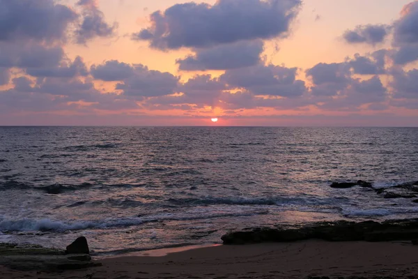 Sol Pone Sobre Horizonte Las Orillas Del Mar Mediterráneo Norte — Foto de Stock