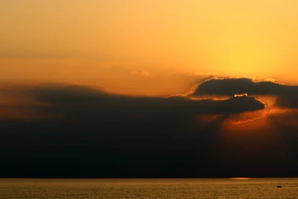 Güneş Srail Devleti Nin Kuzeyinde Akdeniz Kıyılarında Ufukta Batıyor — Stok fotoğraf