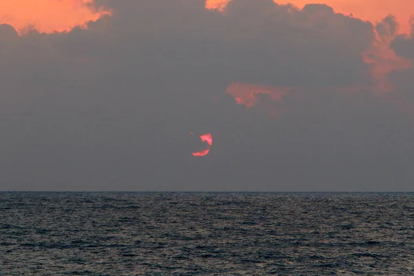 太阳在以色列国北部的地中海沿岸的地平线上落下 — 图库照片
