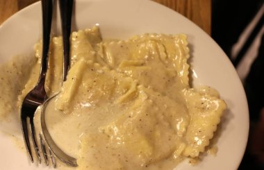 sıcak öğle yemeği ve snack restoran masada 