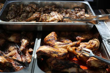 sıcak öğle yemeği ve snack restoran masada 