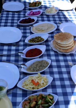 sıcak öğle yemeği ve snack restoran masada 