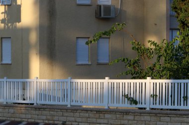 Kuzey Israil 'de Akdeniz kıyılarında bir şehir parkında çit 