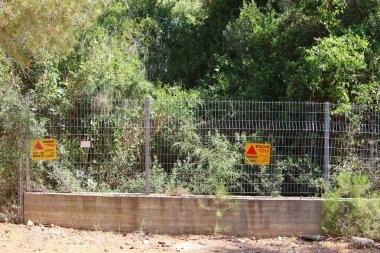 Kuzey Israil 'de Akdeniz kıyılarında bir şehir parkında çit 
