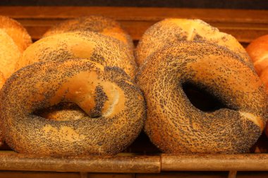 ekmek ve fırın ürünleri İsrail'de bir fırında satılmaktadır 