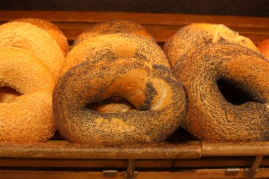ekmek ve fırın ürünleri İsrail'de bir fırında satılmaktadır 