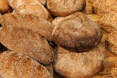 ekmek ve fırın ürünleri İsrail'de bir fırında satılmaktadır 