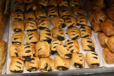 ekmek ve fırın ürünleri İsrail'de bir fırında satılmaktadır 