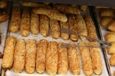 ekmek ve fırın ürünleri İsrail'de bir fırında satılmaktadır 