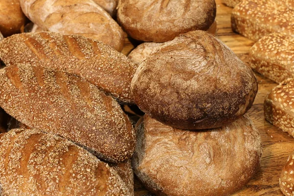 ekmek ve fırın ürünleri İsrail'de bir fırında satılmaktadır 