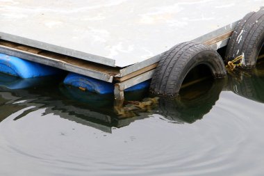 Yatak - bir gemi veya tekne demirleme için kıyıya yakın özel donanımlı bir yer 