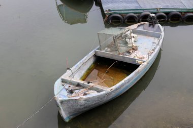 Yatak - bir gemi veya tekne demirleme için kıyıya yakın özel donanımlı bir yer 