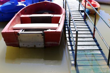Yatak - bir gemi veya tekne demirleme için kıyıya yakın özel donanımlı bir yer 