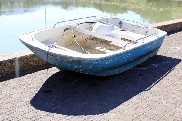 Amarre Lugar Especialmente Equipado Cerca Orilla Para Amarrar Barco Barcos —  Fotos de Stock