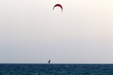 Dünya'nın gökyüzünün görünümü günün saatine, mevsime ve ana hava durumuna bağlıdır..