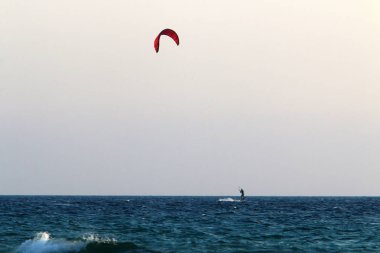 Dünya'nın gökyüzünün görünümü günün saatine, mevsime ve ana hava durumuna bağlıdır..