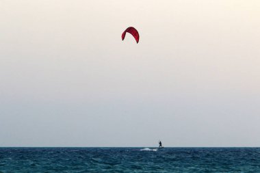 Dünya'nın gökyüzünün görünümü günün saatine, mevsime ve ana hava durumuna bağlıdır..