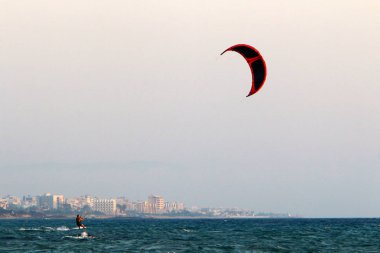 Dünya'nın gökyüzünün görünümü günün saatine, mevsime ve ana hava durumuna bağlıdır..