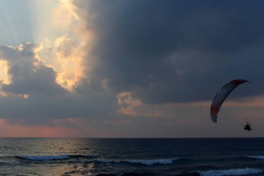 Dünya'nın gökyüzünün görünümü günün saatine, mevsime ve ana hava durumuna bağlıdır..