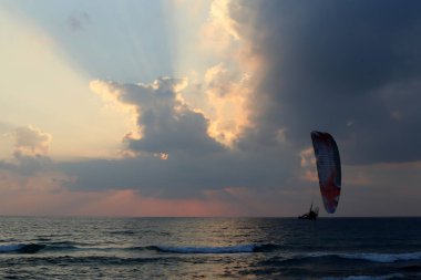 Dünya'nın gökyüzünün görünümü günün saatine, mevsime ve ana hava durumuna bağlıdır..