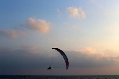 Dünya'nın gökyüzünün görünümü günün saatine, mevsime ve ana hava durumuna bağlıdır..