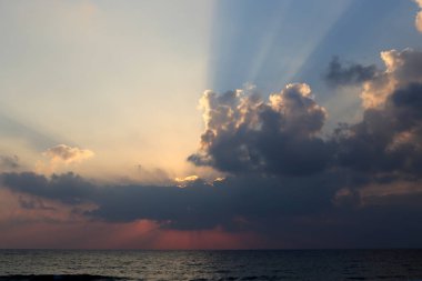 Dünya'nın gökyüzünün görünümü günün saatine, mevsime ve ana hava durumuna bağlıdır..