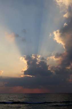 Dünya'nın gökyüzünün görünümü günün saatine, mevsime ve ana hava durumuna bağlıdır..