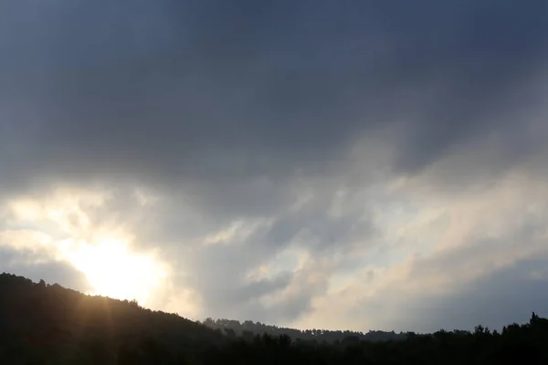 地球天空的景色取决于一天中的时间 季节和主要天气 — 图库照片