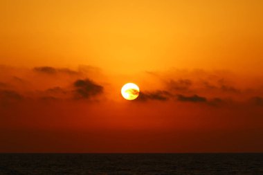 Güneş, İsrail Devleti'nin kuzeyinde Akdeniz kıyılarında ufukta batıyor.. 