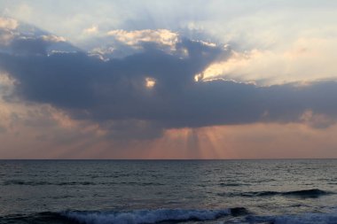 Güneş, İsrail Devleti'nin kuzeyinde Akdeniz kıyılarında ufukta batıyor.. 