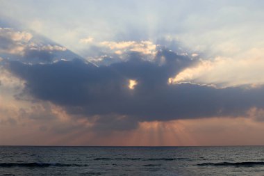 Güneş, İsrail Devleti'nin kuzeyinde Akdeniz kıyılarında ufukta batıyor.. 
