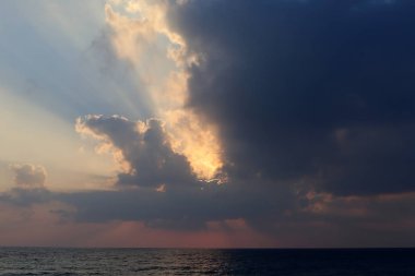 Güneş, İsrail Devleti'nin kuzeyinde Akdeniz kıyılarında ufukta batıyor.. 