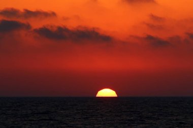 Güneş, İsrail Devleti'nin kuzeyinde Akdeniz kıyılarında ufukta batıyor.. 
