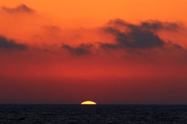 Güneş, İsrail Devleti'nin kuzeyinde Akdeniz kıyılarında ufukta batıyor.. 